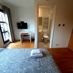 Guest House With En-Suite Rooms And Free Parking