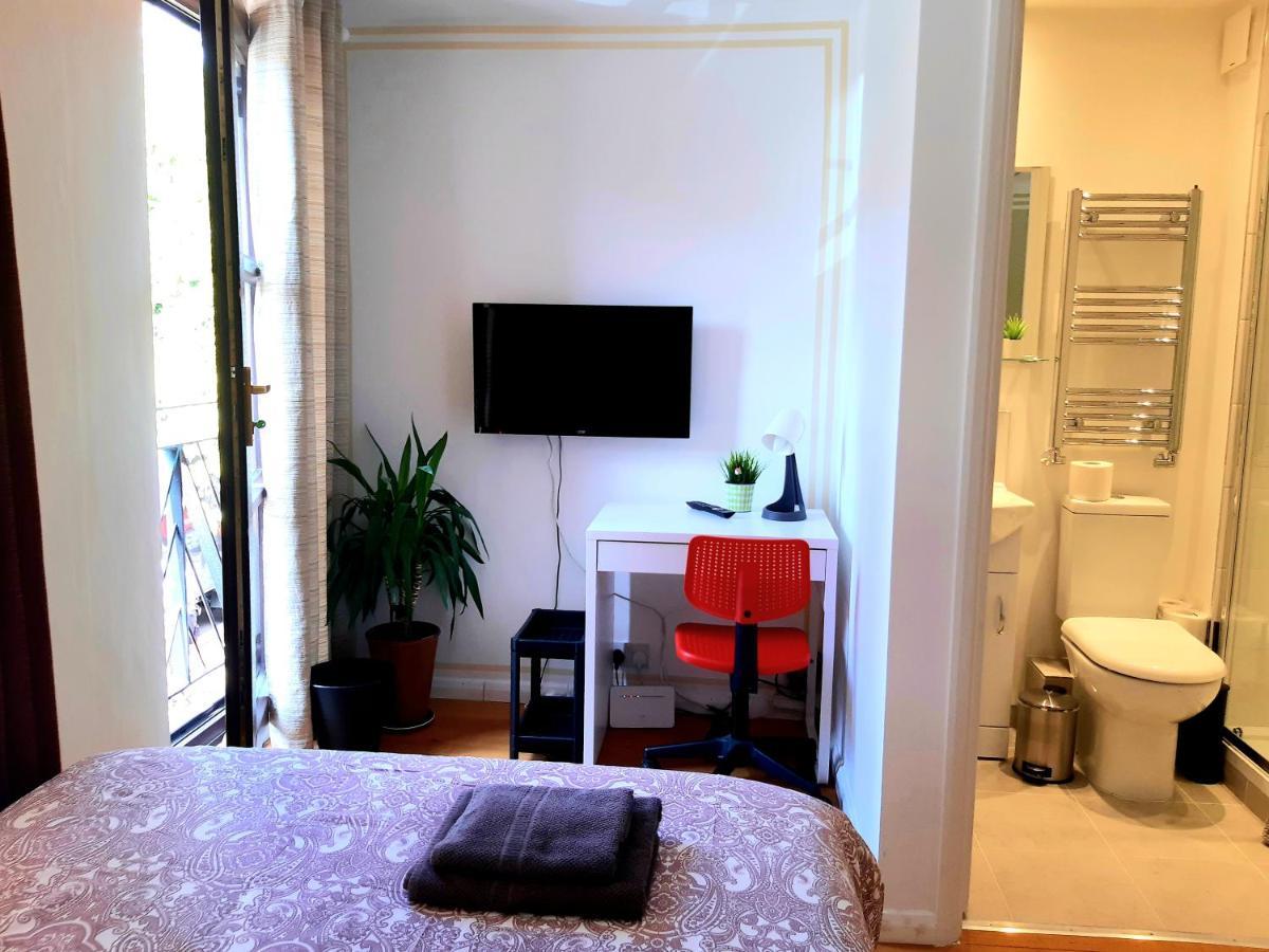 With En-suite And Free Parking Affittacamere 3*